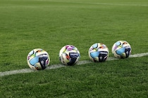 「なんじゃ？」まさかのアクシデントで無念の失点。今季初先発の22歳守護神に「悔しいよね」「気にしなくていい」の励ましも