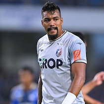 まさかのユニに“大きな穴”…岡山FWルカオにアクシデント。球際バチバチの激しい攻防戦に