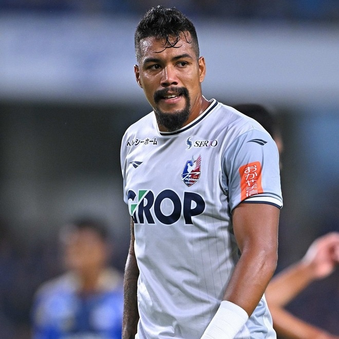 まさかのユニに“大きな穴”…岡山FWルカオにアクシデント。球際バチバチの激しい攻防戦に