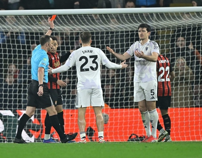 現地ファンが頭を抱える！森保Jと対戦するイングランド代表のDFが痛恨のPK献上＆一発レッド…上田綺世なら必ず攻略できるはずだ