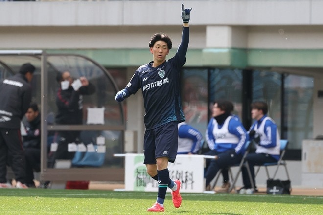 「どんだけ飛ぶんだ」センターライン付近から…福岡21歳MFの“40メートル級”ロングスローにSNS騒然「とんでもない武器」「ホンマに怖い」