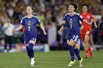 「素敵」「愛されてんな」飛び跳ねて祝福！ マンU女子がなでしこJ優勝の瞬間を見守る！ ロッカールームの様子にファン感激「良い人ばっか」【女子アジア杯】