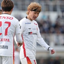 ピッチに不安走る…怪我に苦しんだ名古屋の32歳FWが無念の負傷交代。右足を押さえ担架でピッチ後に