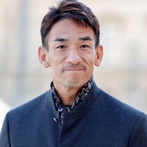 「腕にしか目がいかない」人間国宝と対面した中田英寿の“隠せない鋼の筋肉”にネット注目！「ずっとブレない」「風情があります」