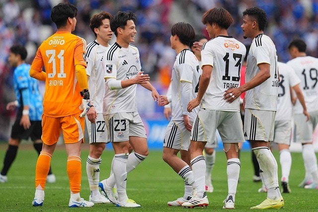 負傷退場した遠野大弥のために。５発快勝を引き寄せた“マリノスらしい”仲間への想い【横浜FM】