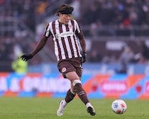 「日本サッカー界に新しい希望」高打点ヘッドでブンデス初アシスト！ 27歳DFに称賛の声続々「やっぱすげぇわ」「未来のスター」