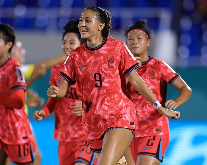 「わお、ゴージャスね」白タンクトップ姿でポーズ。“心は永遠の少女”韓国女子18歳FWの涼しげなオフショットに日本人同僚も反応「かわいい」