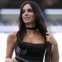 「胸元が大胆に開いたドレスに黒のハイヒールを合わせて」華麗なリフティングを披露。26歳人気プレゼンターの妙技を英紙報道。ファンからは称賛のコメントが殺到