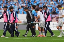 横浜FMに大打撃…遠野大弥がアキレス腱断裂で全治６か月。川崎戦で突如倒れ込み、担架でピッチを後に