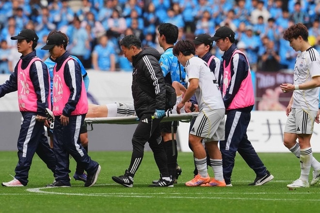 横浜FMに大打撃…遠野大弥がアキレス腱断裂で全治６か月。川崎戦で突如倒れ込み、担架でピッチを後に