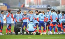 「かっこよすぎ！」「色気が凄すぎて直視できない！」ユニ姿と違う一面…森保Jの全員集合ショットが大好評！特に絶賛されている選手は？「俳優だわ」「別格」