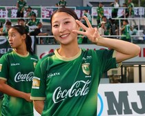 「どこのアイドルさん？」「ピンク似合いすぎ！」ベレーザ塩越柚歩の春っぽい私服ショットに脚光！「絵になるねぇ」「素敵です」
