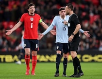 英紙は「レフェリング地獄」と報道。“イエロー２枚”のウガルテは退場なし!? マグワイアは唖然、元英代表は痛烈批判「話をでっち上げている」