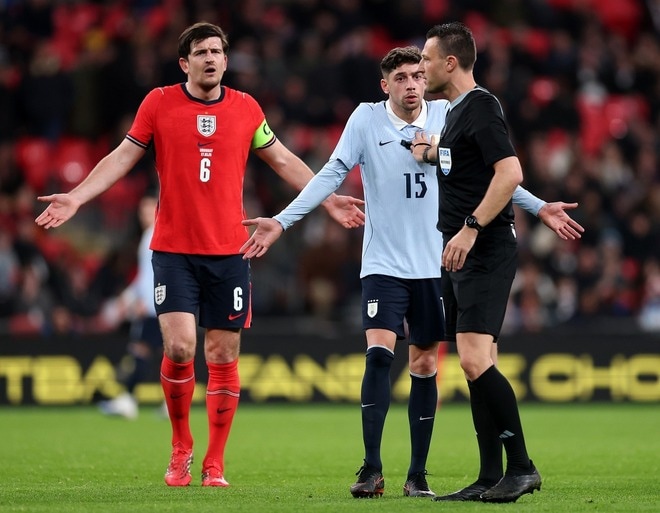 英紙は「レフェリング地獄」と報道。“イエロー２枚”のウガルテは退場なし!? マグワイアは唖然、元英代表は痛烈批判「話をでっち上げている」