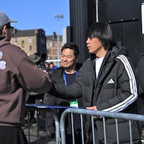 突然現れたレジェンドに地元ファン殺到、現地スコットランドで目撃した”凄まじい影響力”