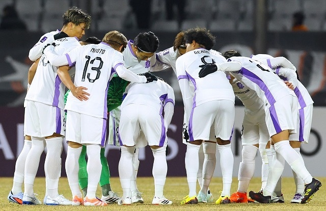 「マジでどうなってんだよ。どうやって守るんだよ」広島猛抗議のPK判定に欧州でプレーするGKも反応。ファンからは「むしろ神戸のファール」