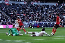 ０－４...衝撃敗戦の韓国代表「大きな痛手を被った」。W杯のホスト国も反応「南アフリカも障害の一つとなることを忘れてはならない」