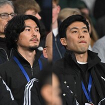 怪我で代表選外も、現地に駆けつける！ 南野拓実と遠藤航がウェンブリー・スタジアムでイングランド戦をスタンド観戦！