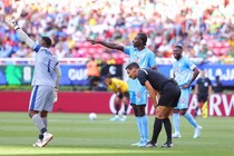 W杯出場をかけた一戦でまさかのトラブル。ジャマイカが１点を追う延長後半に、試合が約５分中断。何があった？