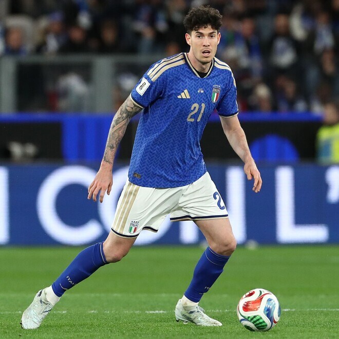 「完全に台無しにした」またもW杯出場を逃したイタリア、痛恨レッドのインテルDFに現地メディアは非難轟々!「致命的な結果をもたらした」