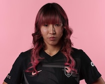 「本当にサッカー選手？」黒ドレスや腹筋チラリコーデも！ なでしこ25歳の華やかな姿に反響「女王」「何回も見てしまう」