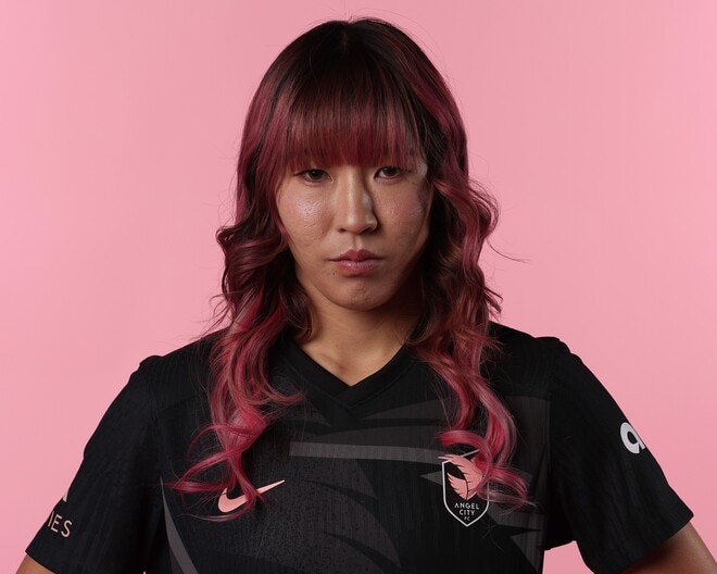 「本当にサッカー選手？」黒ドレスや腹筋チラリコーデも！ なでしこ25歳の華やかな姿に反響「女王」「何回も見てしまう」