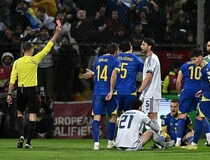「大惨事」３大会連続でW杯を逃す要因に…一発レッドのイタリア代表DFを母国メディアが辛辣批判「すべてを一瞬で台無しにした」