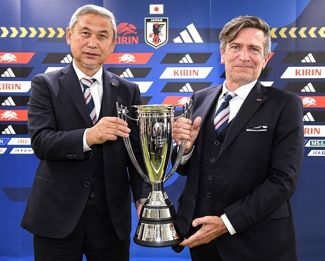 「絶頂期に退く」「数週間前、日本中に歓喜をもたらした」アジア制覇から12日…なでしこJ監督が超電撃退任!ニールセンの母国メディアも速報