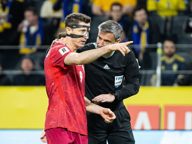 「試合結果が歪められた」「レフェリーの惨事だ」W杯出場を逃したポーランド、母国の元審判員が試合の判定を猛烈批判！「POを安っぽいサーカスに変えた」