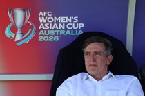 アジア制覇から12日後...日本からもたらされた一報に豪州メディアが唖然「“情熱が足りない”って理由でクビにしたのか？」