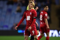 苦境のシーズンに追い打ち…“165戦85発”の日本人FWが今季全休へ。去就にも暗雲、地元メディアが報じる「クラブで将来を築けるかは疑問」