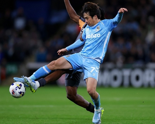 「見る者を魅了した」英２部の首位クラブで29歳日本人レフティが躍動。地元メディアが高評価「驚異的な活動量で広範囲をカバー」