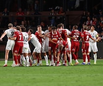 「全世界でレッドカードだ！」警告で済んだ酒井宏樹の“両足タックル”に識者が主張「彼は完全に飛び込んでいた」