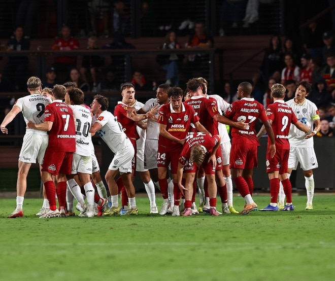 「全世界でレッドカードだ!」警告で済んだ酒井宏樹の“両足タックル”に識者が主張「彼は完全に飛び込んでいた」