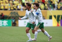 「スッゲェ」「えぐい曲がり方してる」東京Vの25歳DFが魅せた、“芸術FK弾”が話題沸騰！「世界レベル過ぎる」