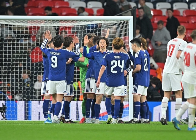 「2026年は彼らの年となり得るのか」イングランド粉砕の日本代表に海外大手も驚嘆「相手が気づく前に叩く」「誰が出ても3バックは堅実」