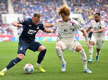 「本当にバケモン」「絶対ビッグクラブ行く」日本代表帰りの25歳MFが圧巻！デュエル圧倒→ゴリゴリのドリブルにSNS驚嘆「体幹スゴ」「まじで世界最高峰」