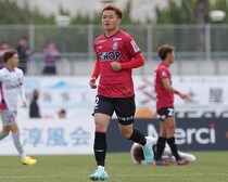 岡山にアクシデント。開始11分に22歳DFが負傷交代。左膝にトラブルか。担架で運ばれてピッチを後に
