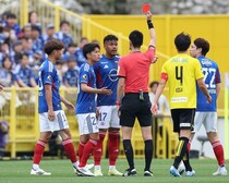 マリノスDFが痛恨の一発レッド。相手を後ろから倒してしまう。数的不利で先制点を献上