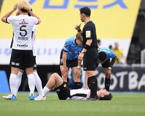 痛恨のOG→セットプレーで内転筋を痛めたか。浦和DFが15分に負傷交代。歩いてピッチを後にする