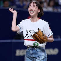 「まじ可愛すぎでしょ！」才色兼備の人気女優が披露した“サッカー日本代表青ユニ”姿に反響続々！「めっちゃ似合ってる」「好感度が高いよね」