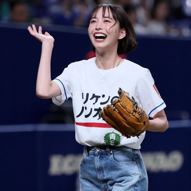 「まじ可愛すぎでしょ!」才色兼備の人気女優が披露した“サッカー日本代表青ユニ”姿に反響続々!「めっちゃ似合ってる」「好感度が高いよね」