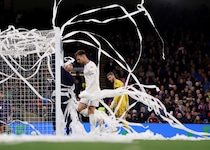 「クレイジーだ」「どんなアイデアだ」パレス対フィオの試合前に異例の光景！ 大量の白い“装飾品”が話題「彼らはもうチャンピオンのように祝ってる」