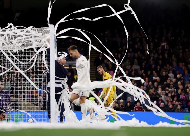 「クレイジーだ」「どんなアイデアだ」パレス対フィオの試合前に異例の光景！ 大量の白い“装飾品”が話題「彼らはもうチャンピオンのように祝ってる」