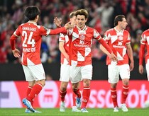 「バケモノだろ」「三笘かよ。エグい」25歳日本代表MFのボール奪取→２人抜き→衝撃ミドル弾にネット驚愕！「絶対にビッグクラブいくわ」「11人居ればワールドカップ優勝やん」