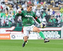 「素晴らしい、まさに伝説的だ！」39歳・本田圭佑の「プロ意識は疑いの余地がない」。シンガポール移籍に海外ファン注目「中国でプレーしてみない？」