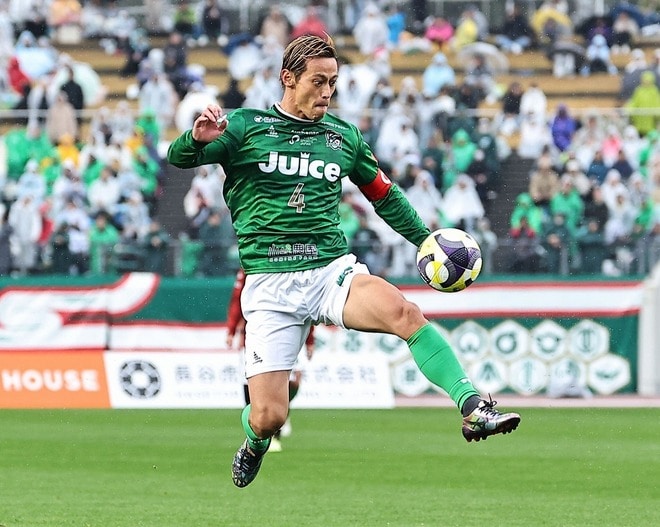 「素晴らしい、まさに伝説的だ！」39歳・本田圭佑の「プロ意識は疑いの余地がない」。シンガポール移籍に海外ファン注目「中国でプレーしてみない？」