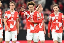 「ブンデスリーガで最高の選手だ」圧巻ゴラッソの25歳日本人を同僚らベタ褒め！ 去就にも言及「もうしばらくチームメイトとして…」