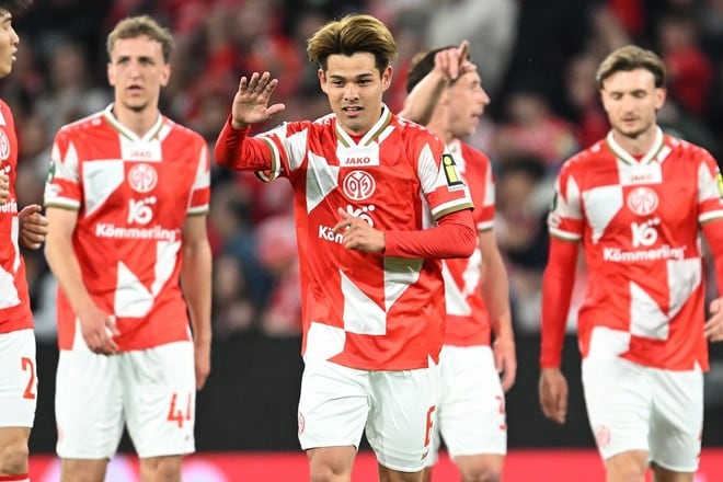 「ブンデスリーガで最高の選手だ」圧巻ゴラッソの25歳日本人を同僚らベタ褒め！ 去就にも言及「もうしばらくチームメイトとして…」