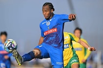 開始８分に悲劇…水戸CBが無念の負傷交代。筋肉系トラブルか、右足太もも裏を押さえて担架でピッチ後に